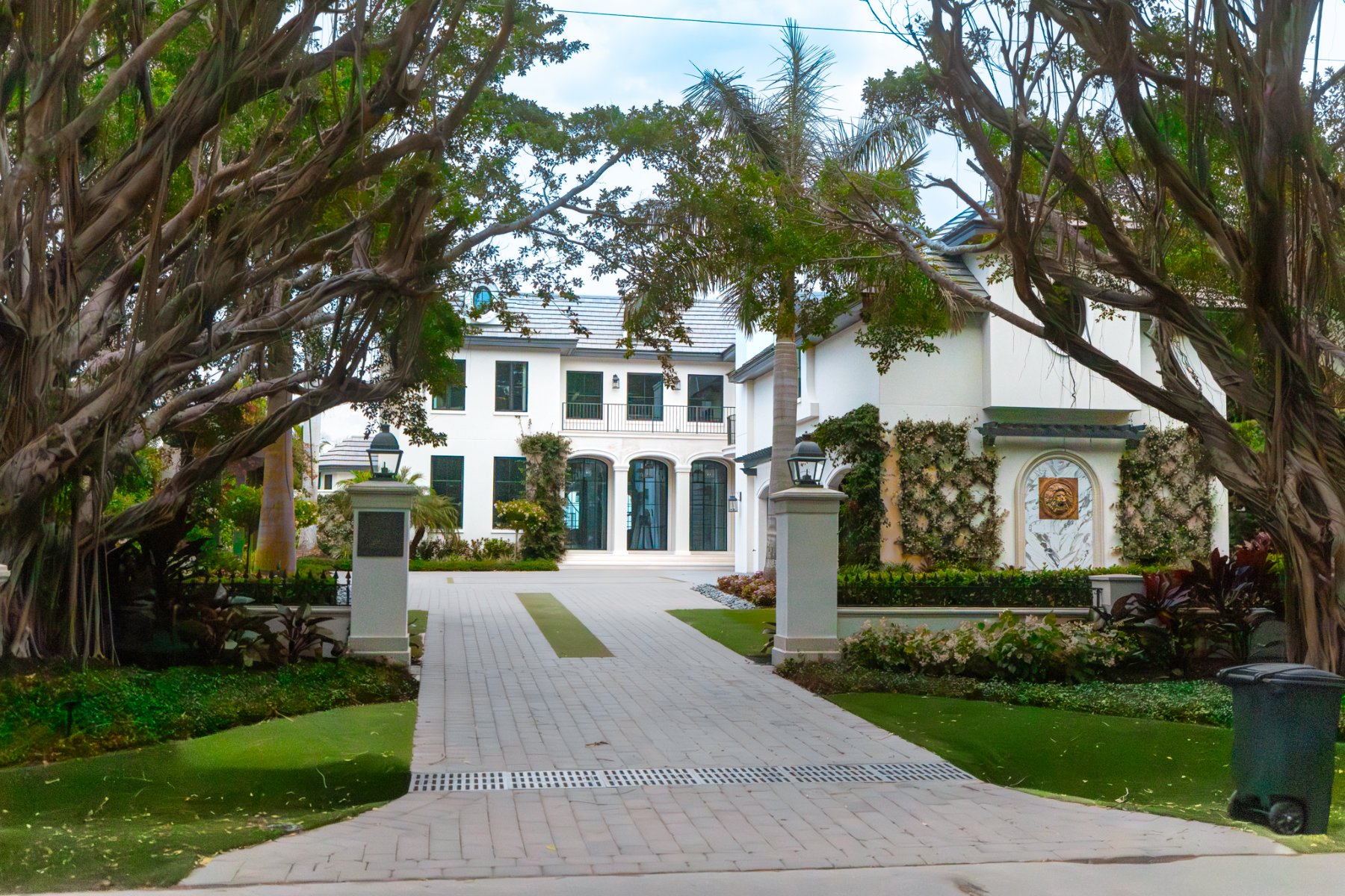 Milano estate under banyan canopy